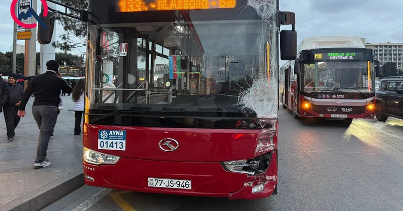 “Gənclik”də 2 marşrut avtobusu toqquşdu Foto