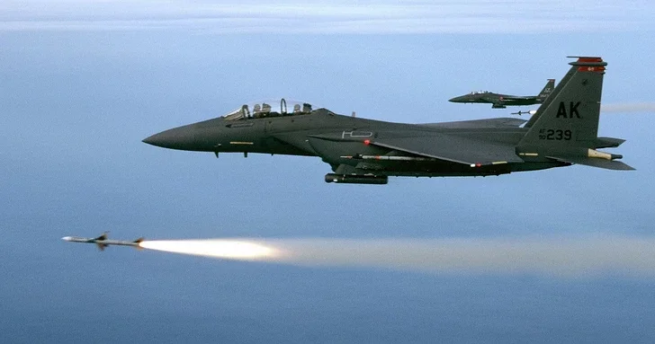 Еще один истребитель F 15 ВВС США сбили в небе над Кувейтом