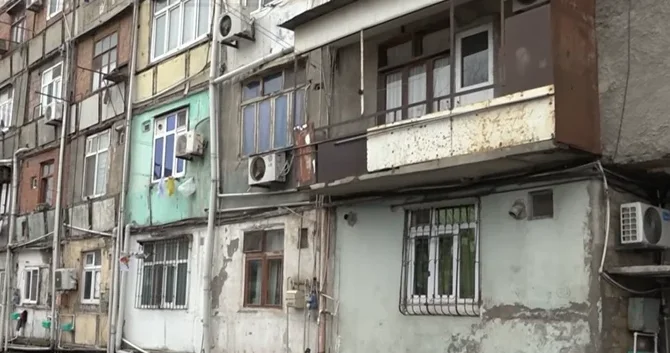 Жильцы аварийного общежития в Сумгайыте: здание разрушается