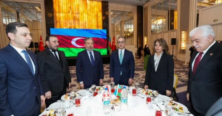 İstanbulda azərbaycanlılar üçün iftar süfrəsi açılıb FOTOLAR