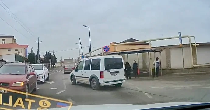 Baş yoldakı maşını görməzdən gələn sürücü qəza riski yaratdı VİDEO