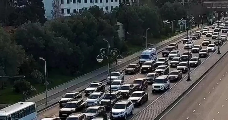 В Баку на нескольких улицах и проспектах затруднено движение транспорта ФОТО СПИСОК