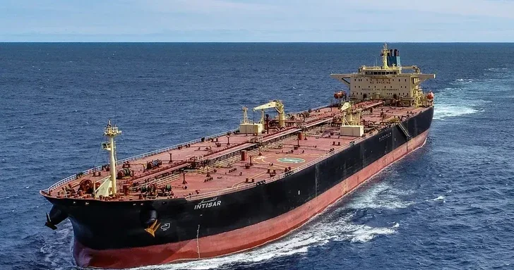 Танкер с иранской нефтью изменил курс в последний момент