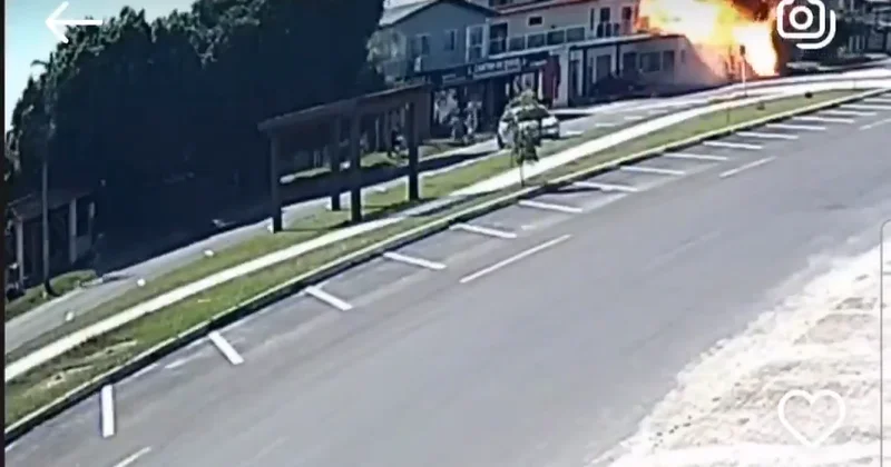 Самолет влетел в жилой дом на юге Бразилии ВИДЕО