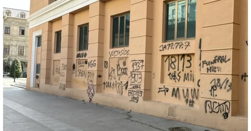 Gənclər özləri də dərk etmədən tarixi abidəyə ziyan vurublar AÇIQLAMA