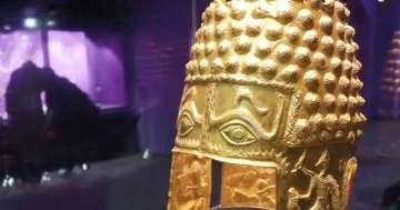 Hollandiyada oğurlanmış məşhur qızıl dəbilqə geri qaytarılıb...