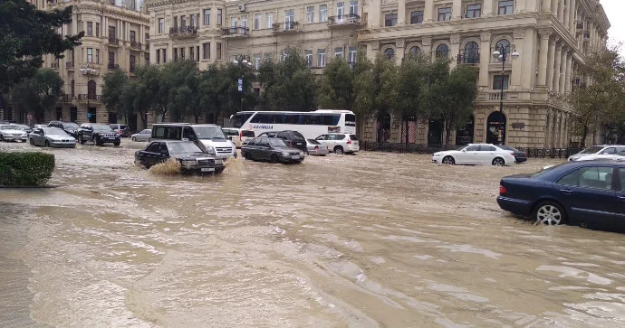 Ливни смывают дороги