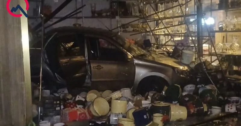 Gəncədə avtomobil mağazaya girdi Fotolar