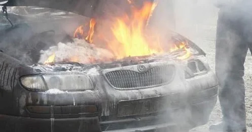 На одной из главных улиц Баку загорелся автомобиль