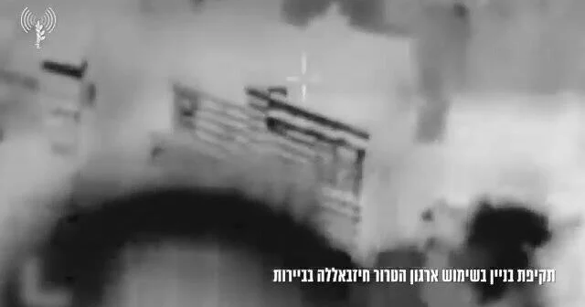ВВС Израиля показали разрушение здания в Ливане ВИДЕО