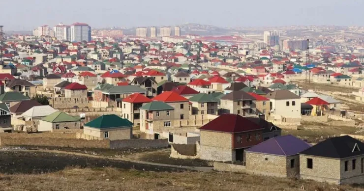 Tezbazar tikilən evləri su basır Hər şeyi qurumların boynuna qoymaq olmaz