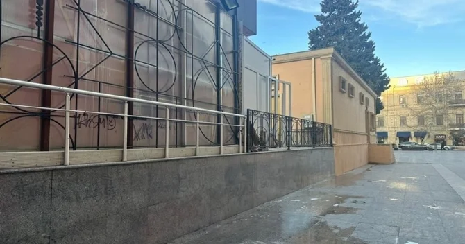 Nizami Kino Mərkəzinin divarına qraffiti çəkən şəxslər saxlanılıb