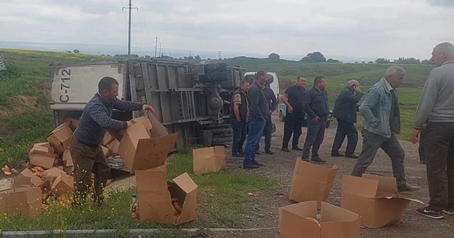 Yük maşını aşdı, çörəklər yola dağıldı Fotolar