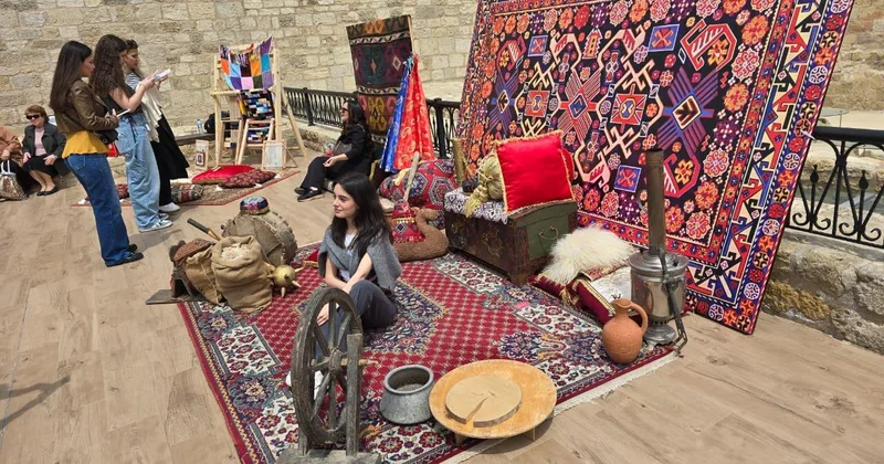 Международный фестиваль ковра в старинной части Баку ФОТО