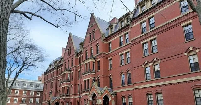 Trampdan Harvard Universitetinə görünməmiş zərbə