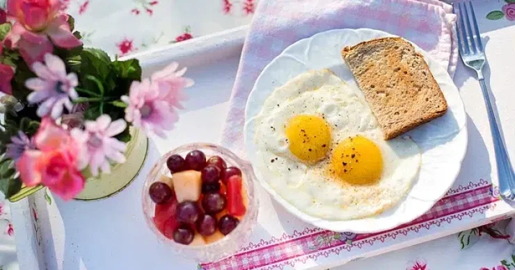 Niyə yumurtanı qəhvə və ya çayla yemək olmaz? CAVAB