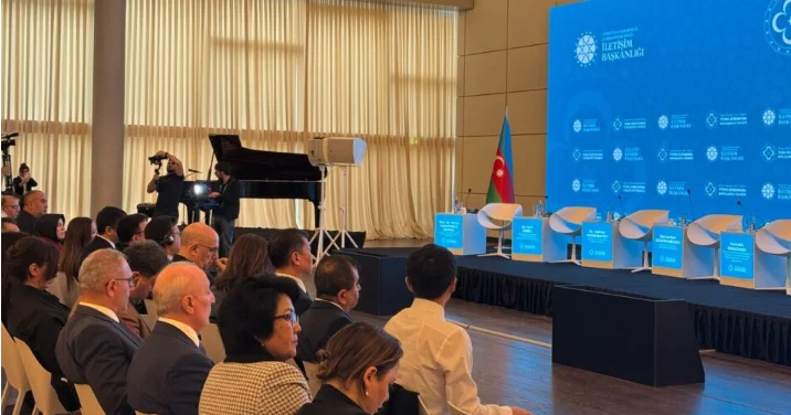 “Dildə, Fikirdə, Əməldə Birlik: Türk Dünyasının Gələcəyi Paneli” keçiril “Dildə, Fikirdə, Əməldə Birlik: Türk Dünyasının Gələcəyi Paneli” keçirilir FOTOLAR