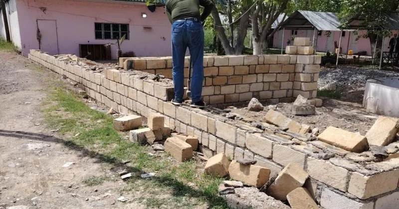 Ağcabədidə qanunsuz tikili sökülüb
