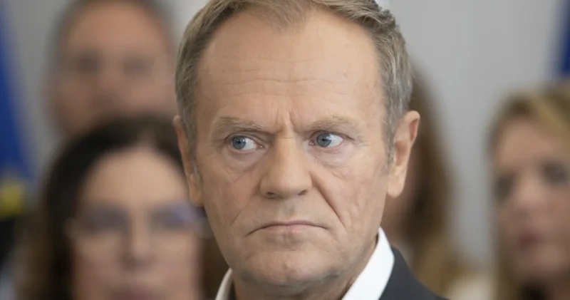 Tusk Konstitusiya Günündə prezident Dudaya istefasını xatırladıb