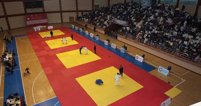 Azərbaycan millisinin üzvü qabırğasını sındırdı