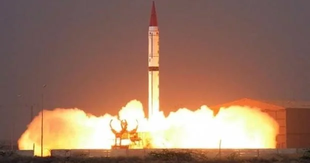 Pakistan “Abdali” raketini uğurla sınaqdan keçirdi Video