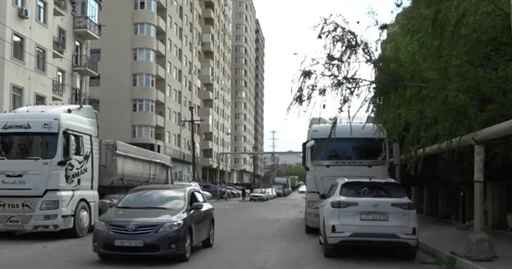 Жители Хырдалана жалуются на фуры на улицах: полиция берет ситуацию под контроль