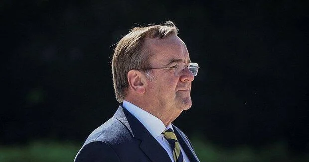 Глава Минобороны ФРГ потерял более сотни миллиардов евро