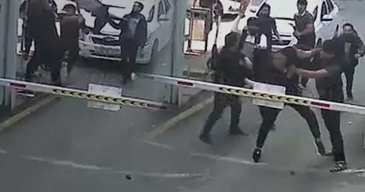 В Баку группа лиц напала на мужчину