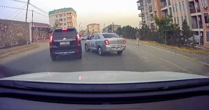 Yola baxmayan taksi sürücüsü az qalsın “Prado”nu vuracaqdı ANBAAN VİDEO