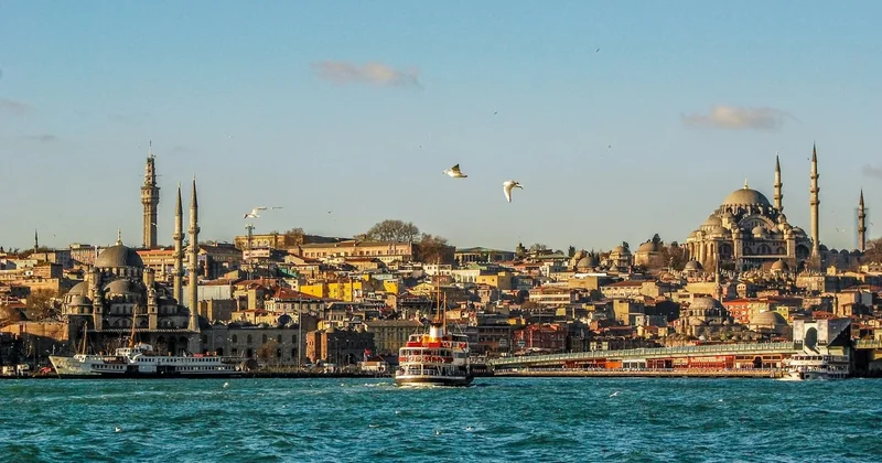 İstanbul sakini işə getmək üçün hər gün Bosfor boğazını üzərək keçir