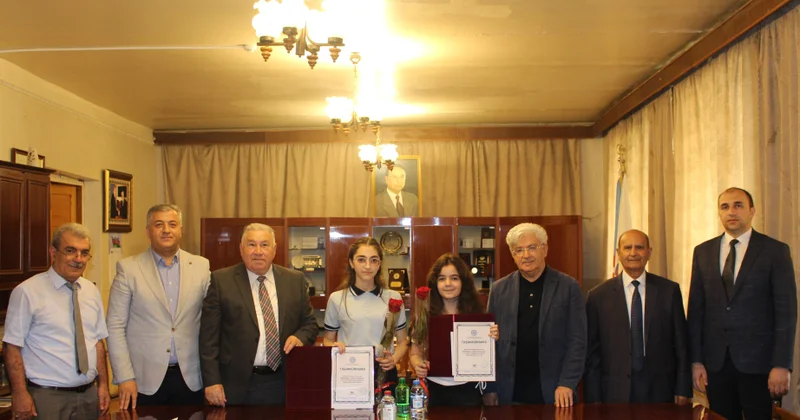 Auditorlar Palatasında rəsm müsabiqəsində iştirak etmiş Palatanın həmkarlar ittifaqı üzvlərinin övladlarının mükafatlandırılması mərasimi keçirilib