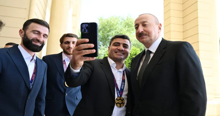 Prezident futbolçularla selfi çəkdirdi VİDEO