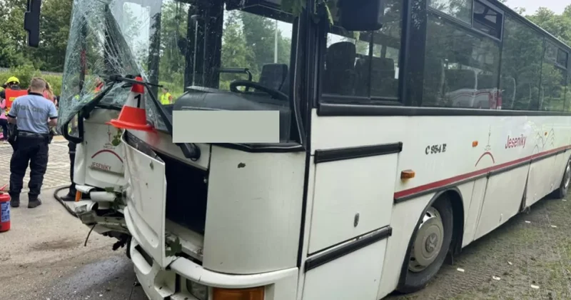 В Чехии школьный автобус попал в аварию: пострадал 21 ребенок