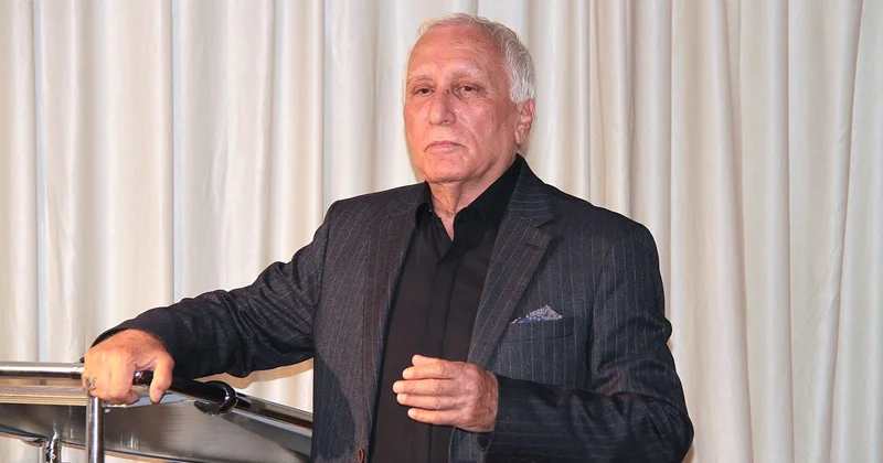 Allah vergisi olan aktyor Portret cizgiləri