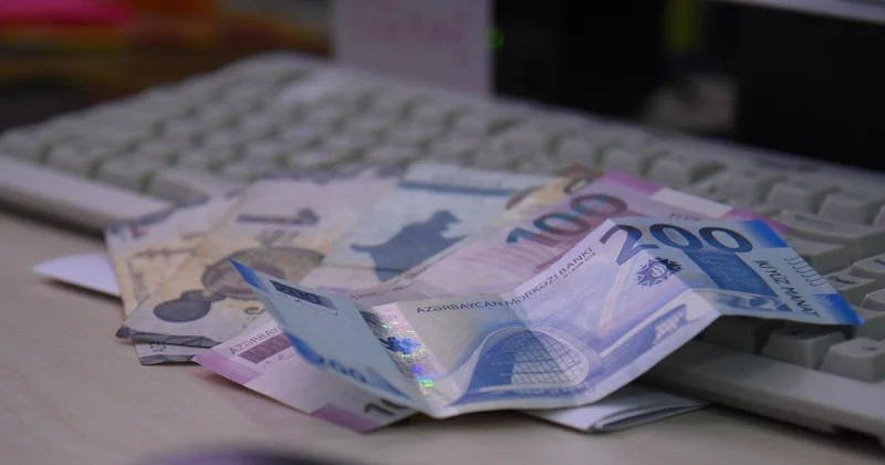 Nəqliyyat sektorunda çalışan işçilərin orta aylıq maaşı bir ildə 240 manatdan çox artıb