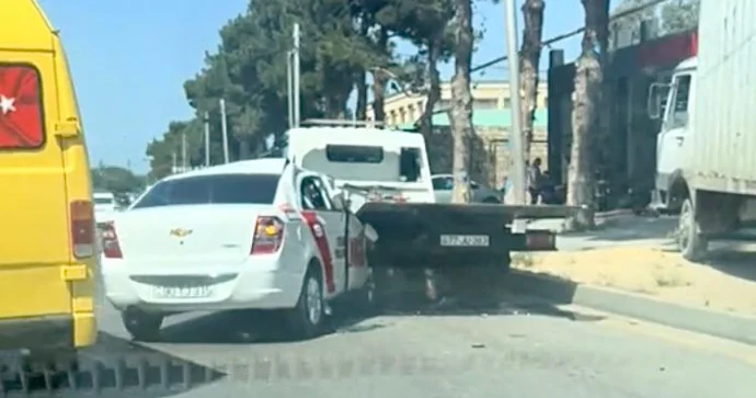 Maştağada “Chevrolet” yol kənarındakı evakuatora girdi VİDEO
