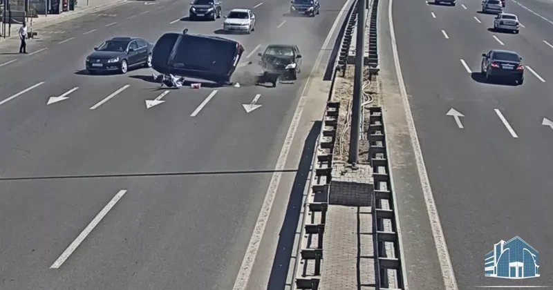 Бакинский пешеход черепаха перевернул автомобиль ВИДЕО