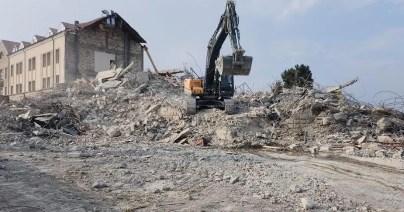 Separatçıların “şər yuvaları” tarixdən silinir Həqiqət Ulu Öndərin tikdiyi binalarda gizlənir...