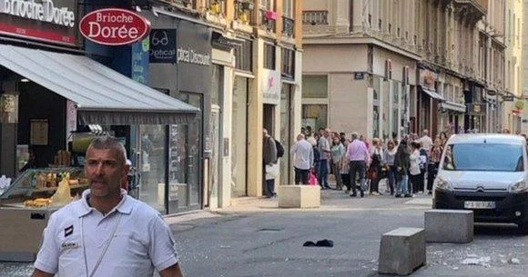 Fransada məsciddən Quranı götürdü və yandırdı