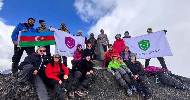 Meqa Sığorta və Meqa Həyat Sığorta şirkətlərinin əməkdaşları Azərbaycan Xalq Cümhuriyyəti zirvəsinə qalxıblar FOTO