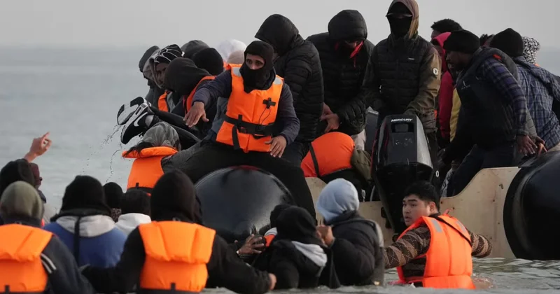 Britaniyaya 80 dən çox miqrant daşıyan qayıqların sayı 4 dəfə artıb