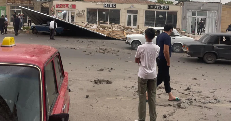 Sabirabadda külək tikilinin damını avtomobilin üstünə aşırıb