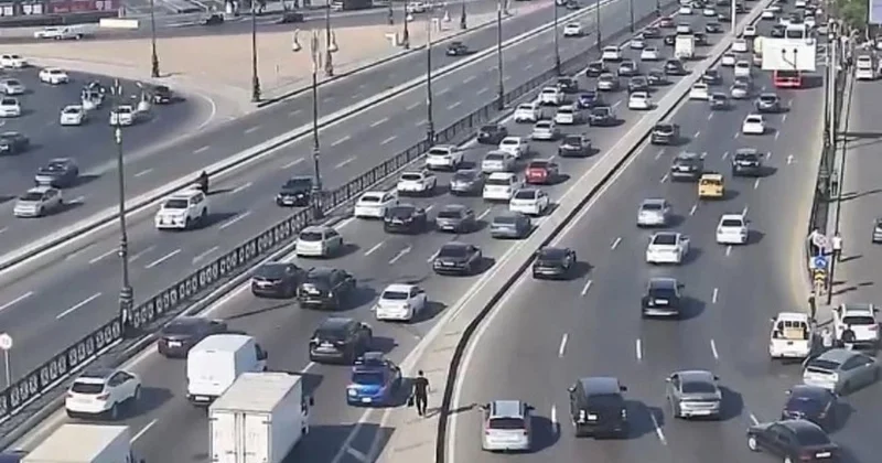 На ряде улиц и проспектов Баку затруднено движение транспорта