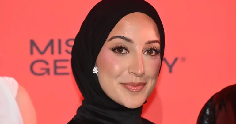 Hicablı qız nifrətə yumorla cavab verir...