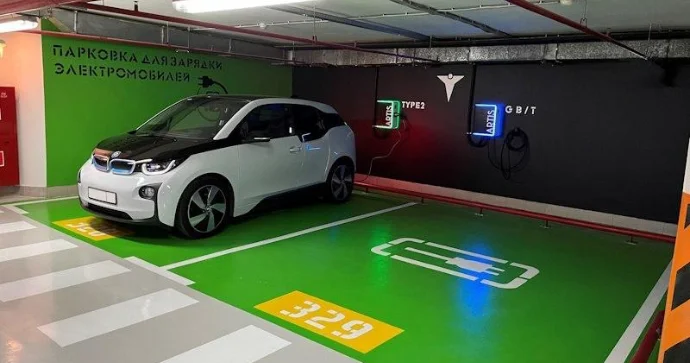 Bu ölkədə ondan çox elektromobilin yanaşı park edilməsi qadağandır
