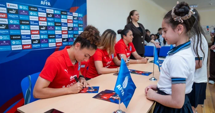 Qadın millimizin futbolçuları Sumqayıtda şagirdlərlə görüşüb