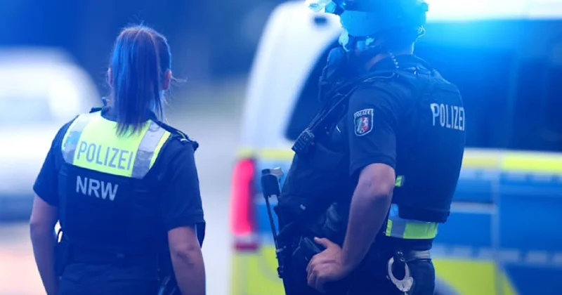 Almaniyada polis əməkdaşına atəş açdıqdan sonra üç qızını girov götürən şəxs təslim olub