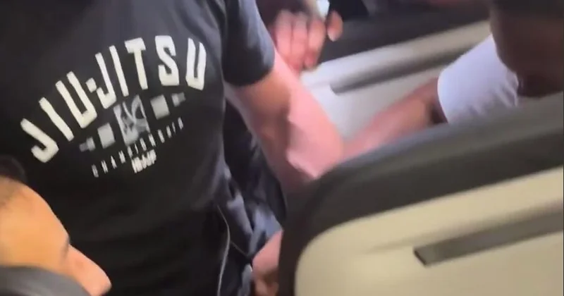 В США пассажир самолета напал на стюарда ВИДЕО