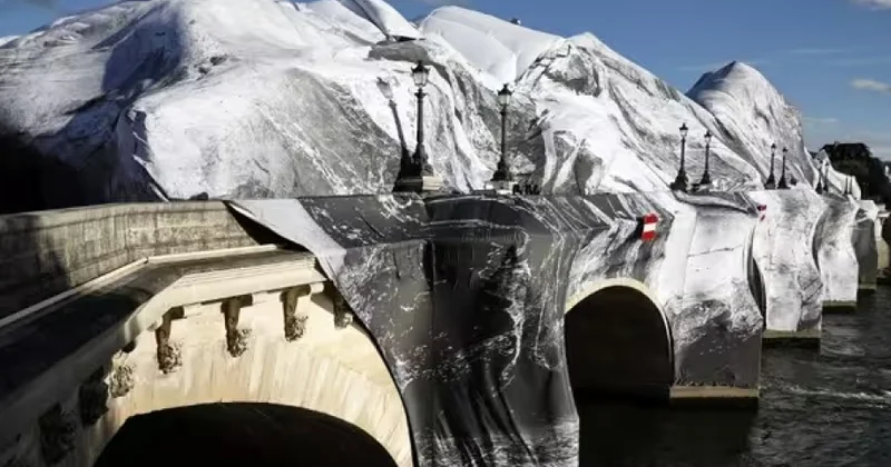 Fransız rəssamın “La Caverne” əsəri zədələnib, açılış təxirə salınıb