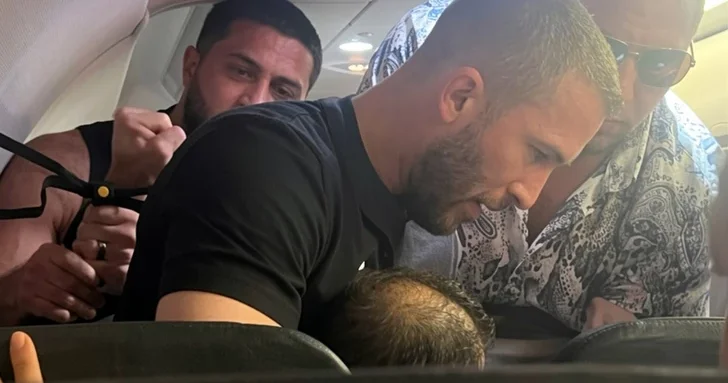 Экс боец UFC усмирил дебошира на борту самолета над США